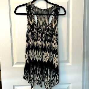 Women’s Noosha sleeveless blouse size M.